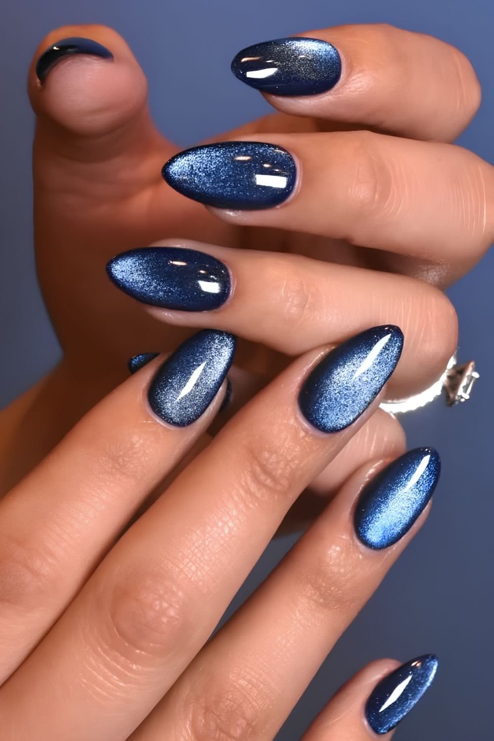 Navy blue cat eye manicurre