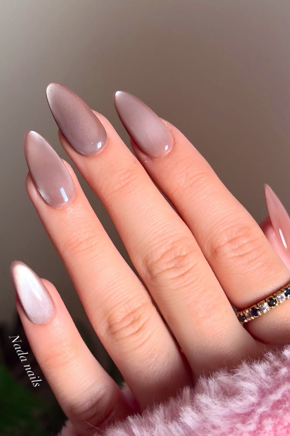 Neutral cat eye nails