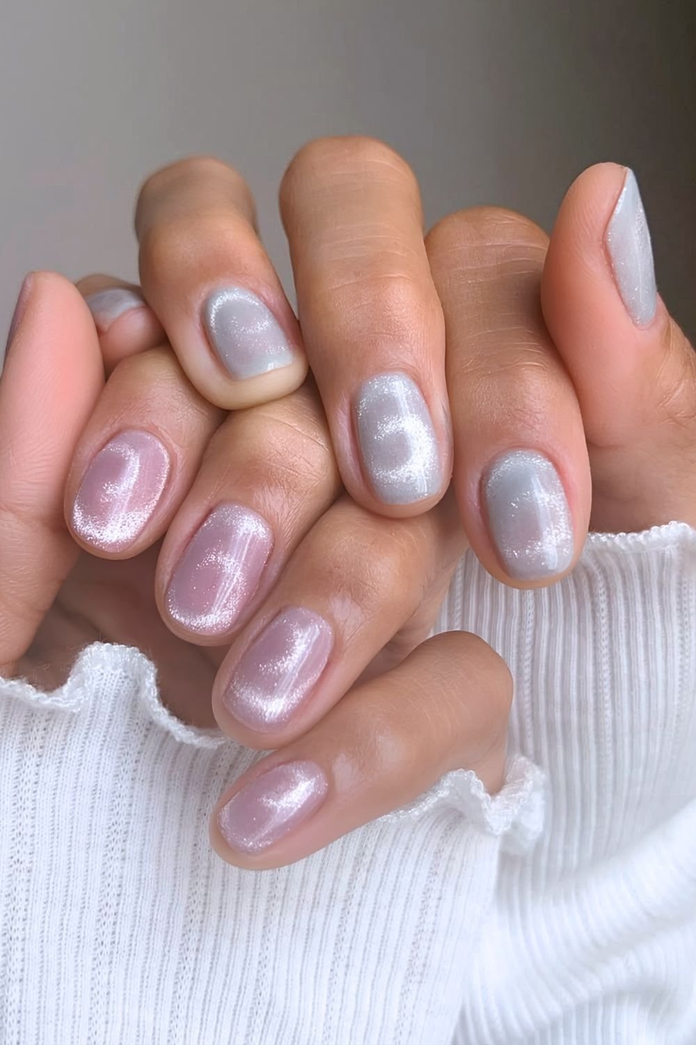 Swirly cat eye two-tone mani in light pink and gray