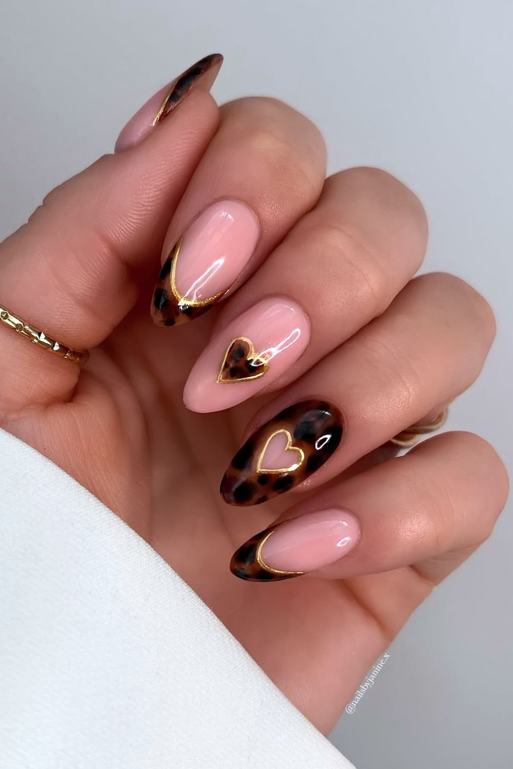 Tortoise shell nails with golden chrome and hert accents