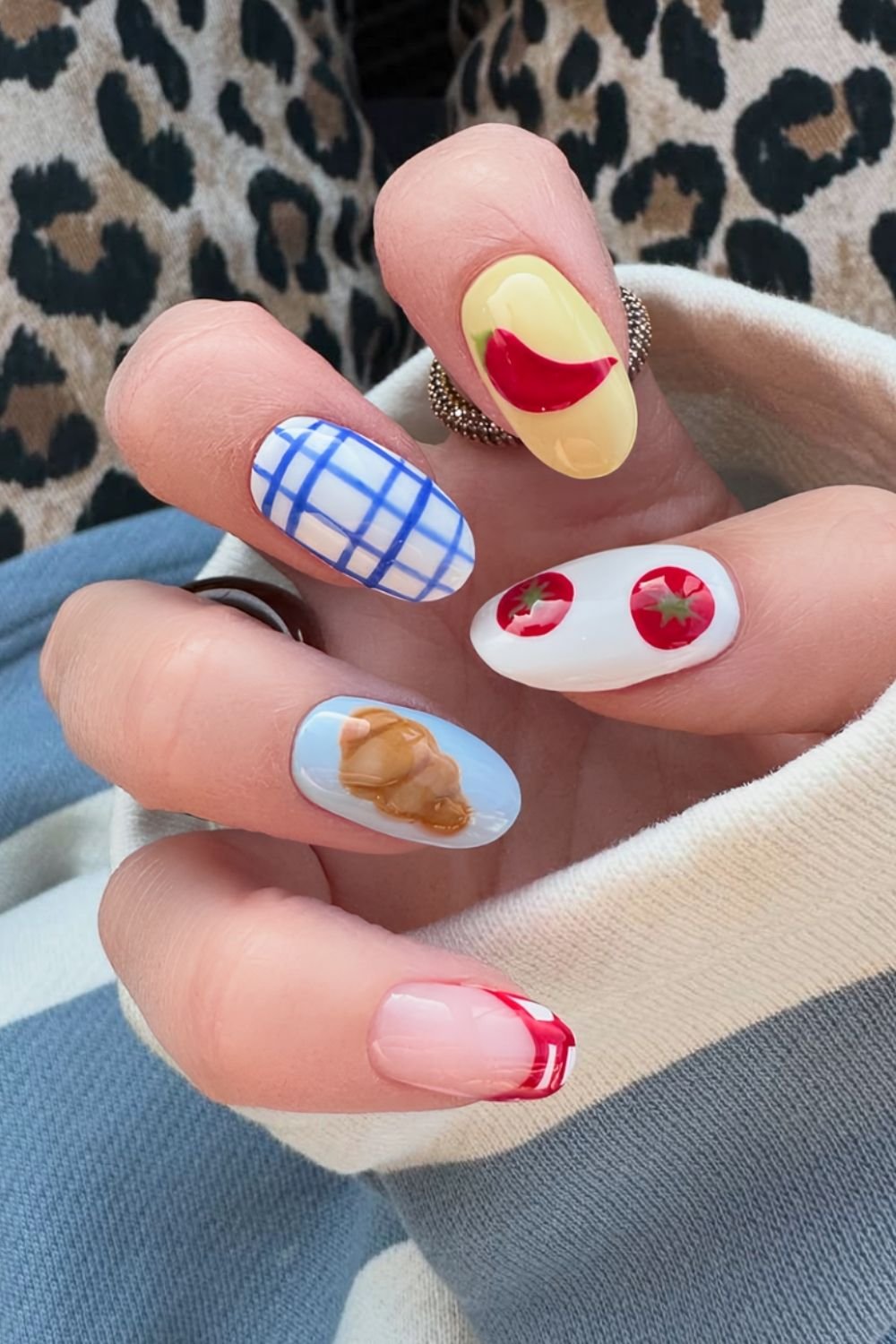Picnic nails with tomatoes, peppers and croissants