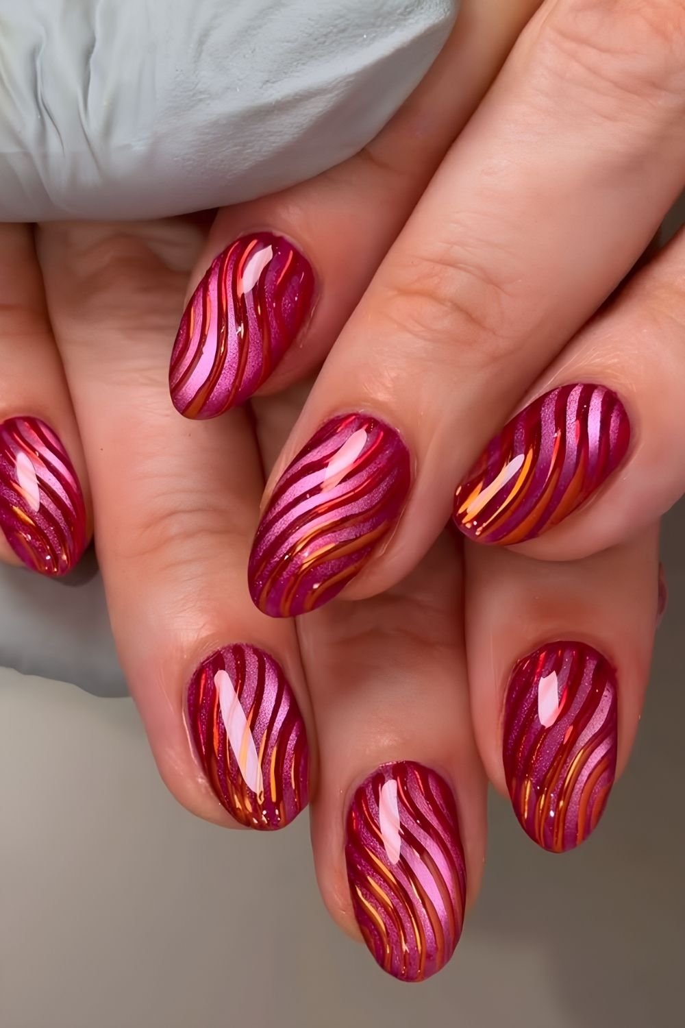 Swirled ribbed glass manicure