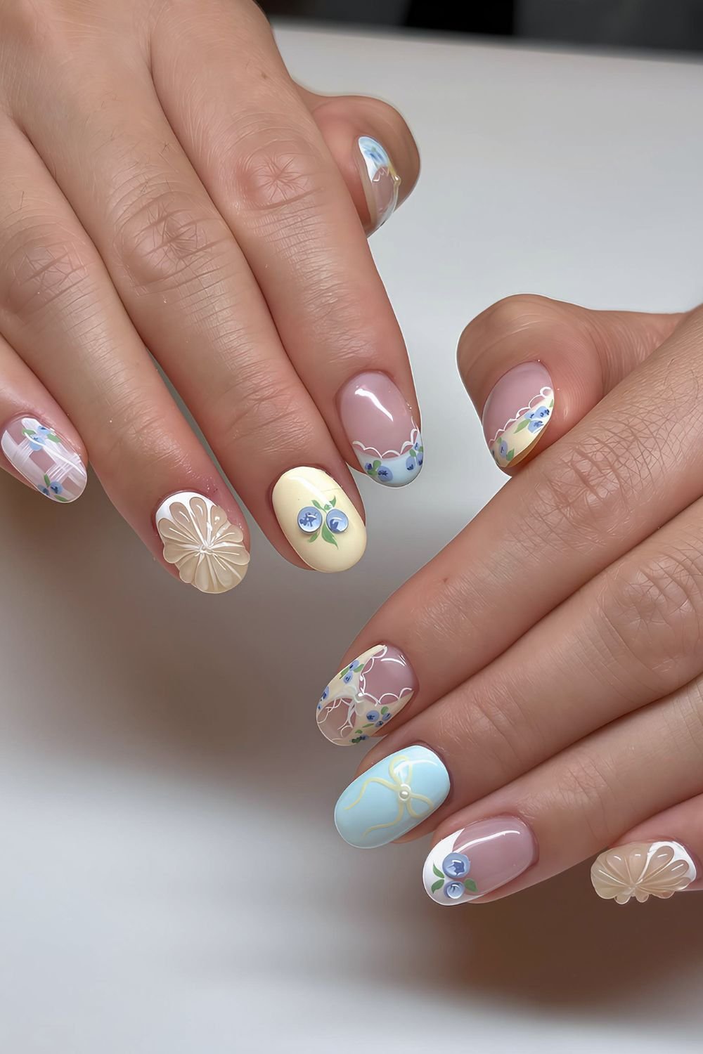 Short blueberry and lemon slice nails with lace outlines