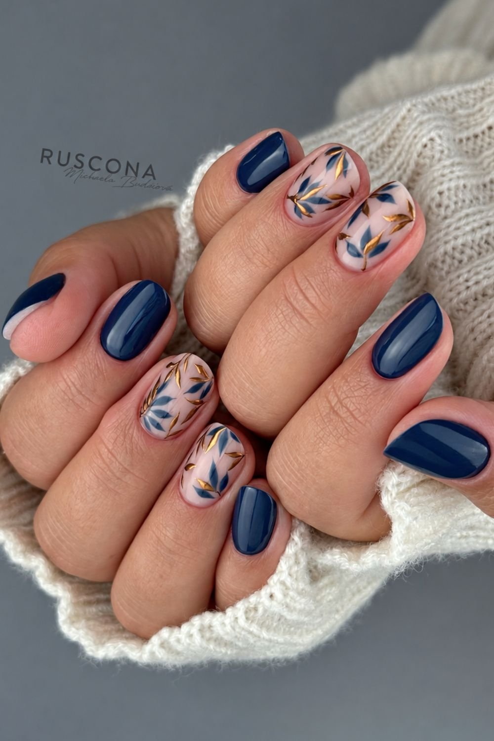Navy blue nails with navy blue and bronze leaf design